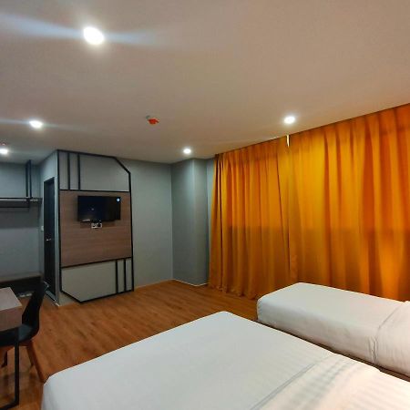 Uptown Hotel Семпорна Экстерьер фото