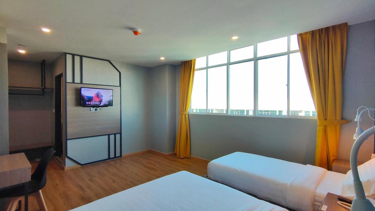 Uptown Hotel Семпорна Экстерьер фото